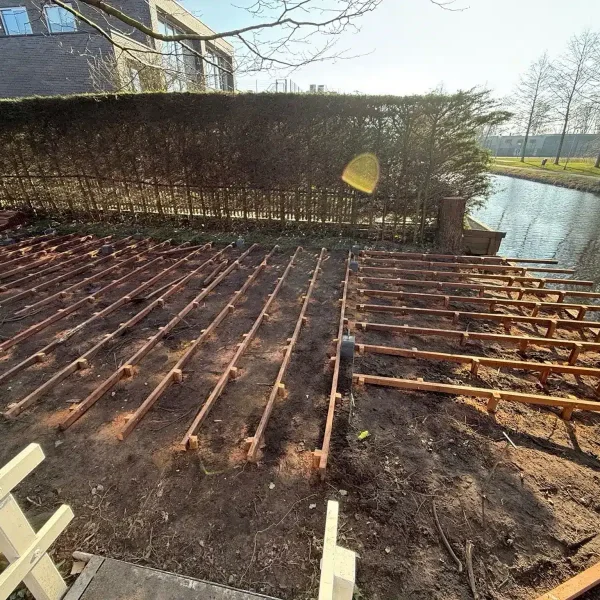 Vlonder-balklaag-boven-water tuinaanleg Heemstede