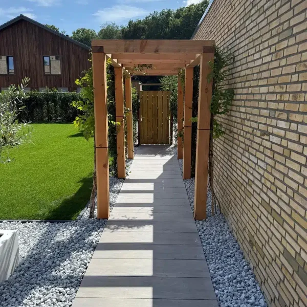 tuinaanleg Aerdenhout - pergola-looppad-met-grind