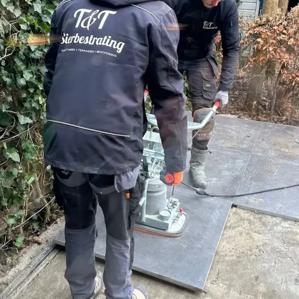 Keramische tuintegels plaatsen