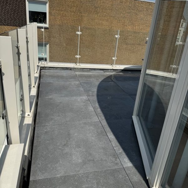 Aanleg dakterras met keramische tegels Penthouse