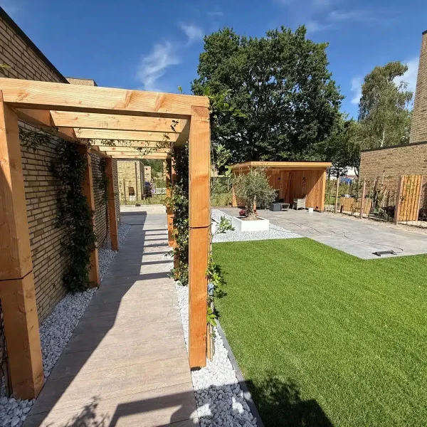 tuinaanleg Aerdenhout - pergola-en-overkapping-met-kunstgras