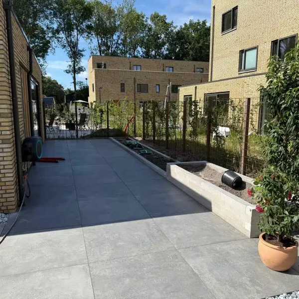 Tuinaanleg Aerdenhout - plantenbakken-als-border-met-olijfbomen