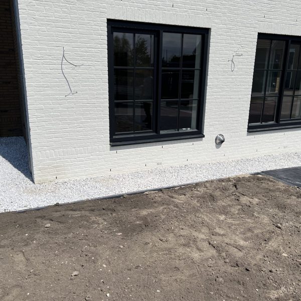 Grindpad langs huis