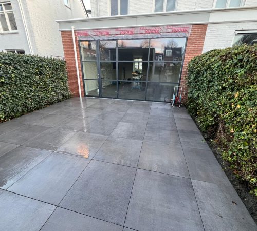 Keramische tegels binnen - en buiten in de tuin1