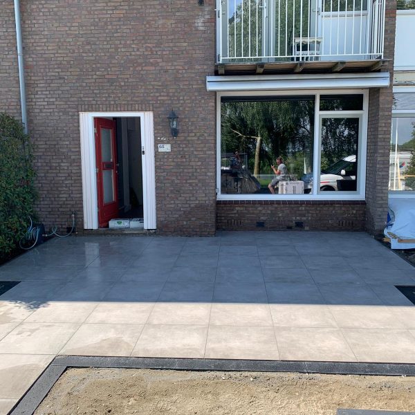 Keramische tuintegels voortuin Heemstede