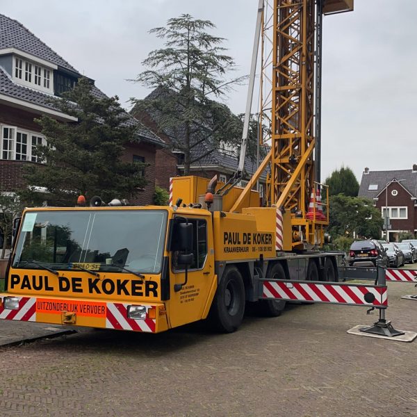 Kraan tijdens werkzaamheden tuin