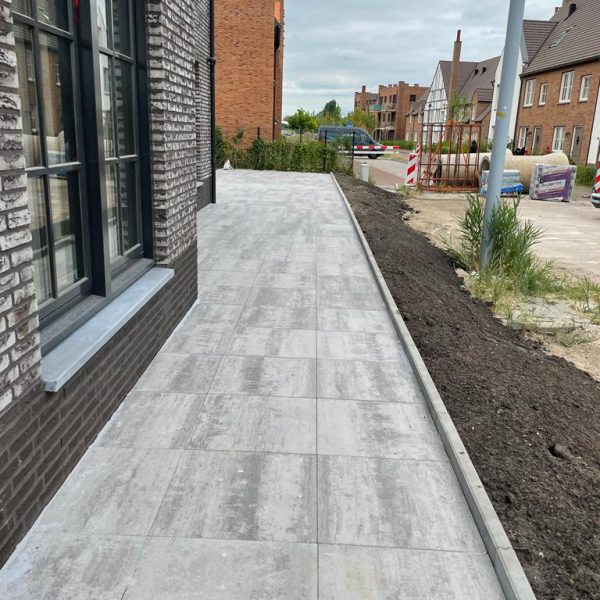 Prachtige voortuin voorzien van betontegels