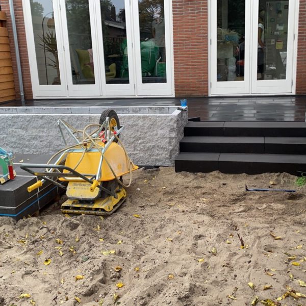 Terras en trap maken in tuin Heemstede