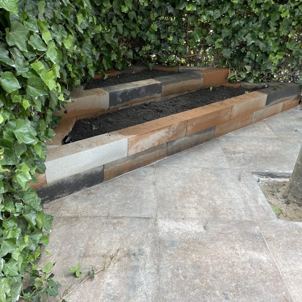 Tuinaanleg Nieuw-Vennep met plantenbak