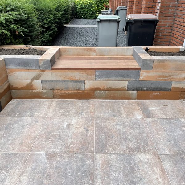 Tuinaanleg Nieuw-Vennep plantenbak met zitbank