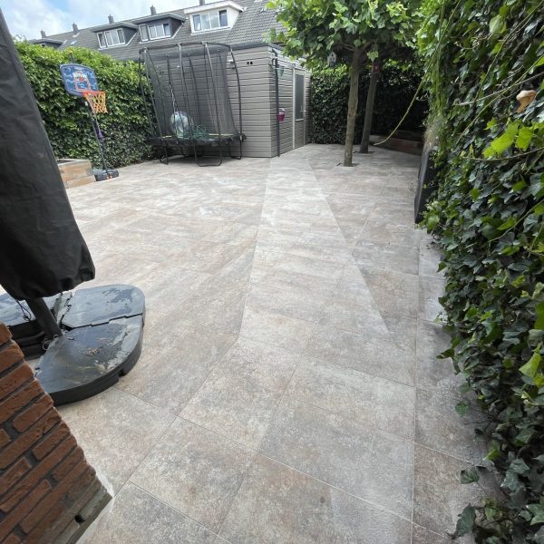 Tuinaanleg Nieuw-Vennep voortuin plantenbak keramisch