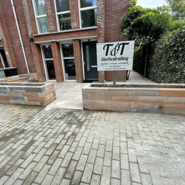 Tuinaanleg Nieuw-Vennep voortuin plantenbak keramisch