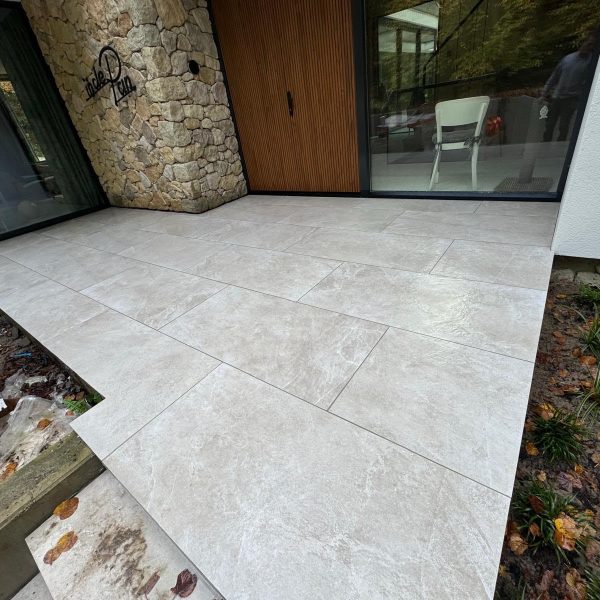 Villatuin met 200 m2 keramiek en dakterras met Fiber Deck vlonder