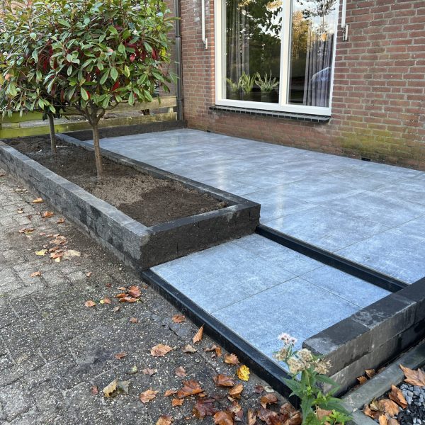 Voortuin bestraten met plantenbak