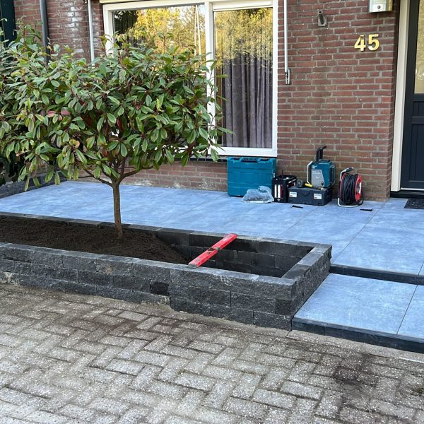 Voortuin en achtertuin bestraten