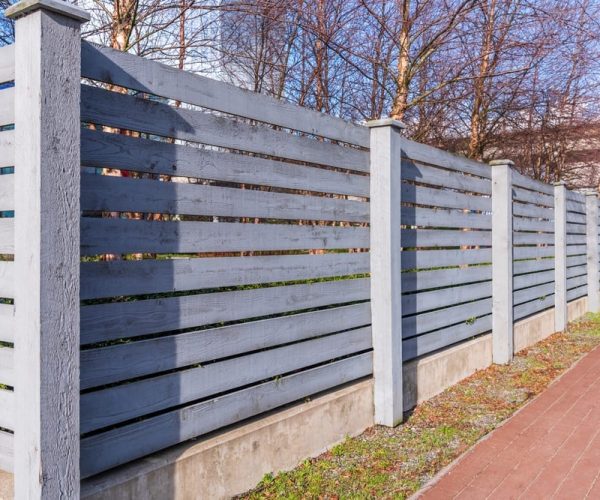 Hout-Beton-schutting-grijs